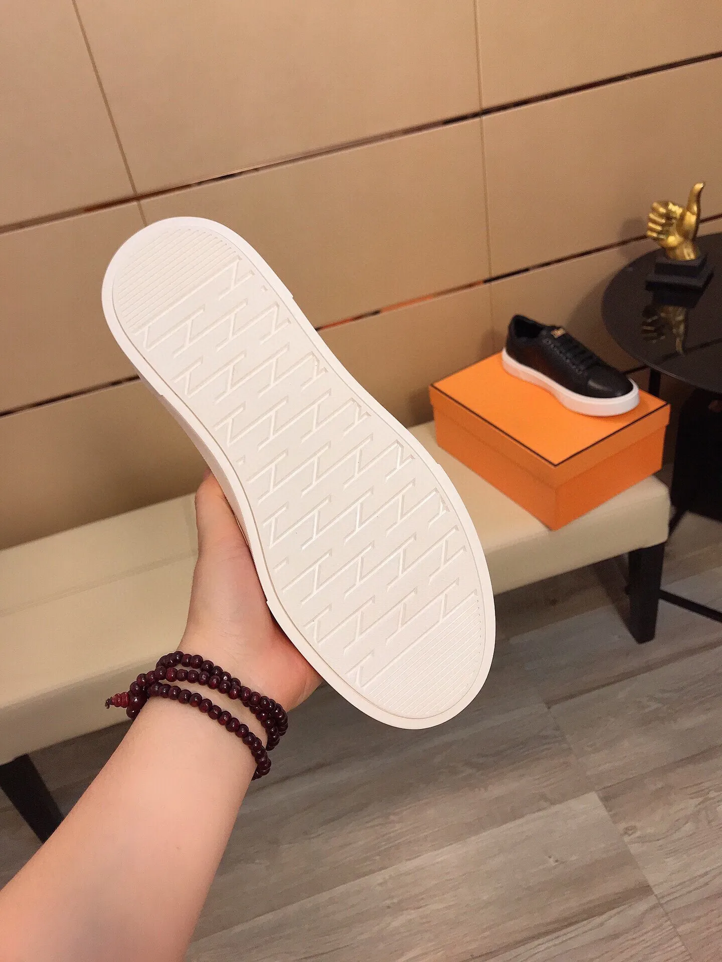 Factory price 360 ​​◾️▫【Dior】Dior's new high-end boutique, men's fashionable casual shoes, quite distinctive. The upper is made of imported soft cowhide + brand-specific embossing, which shows the design style. The genuine leather lining makes the foot feel soft and comfortable. The original wear-resistant special outsole is a must-have item for trendy men! Size: 38-44